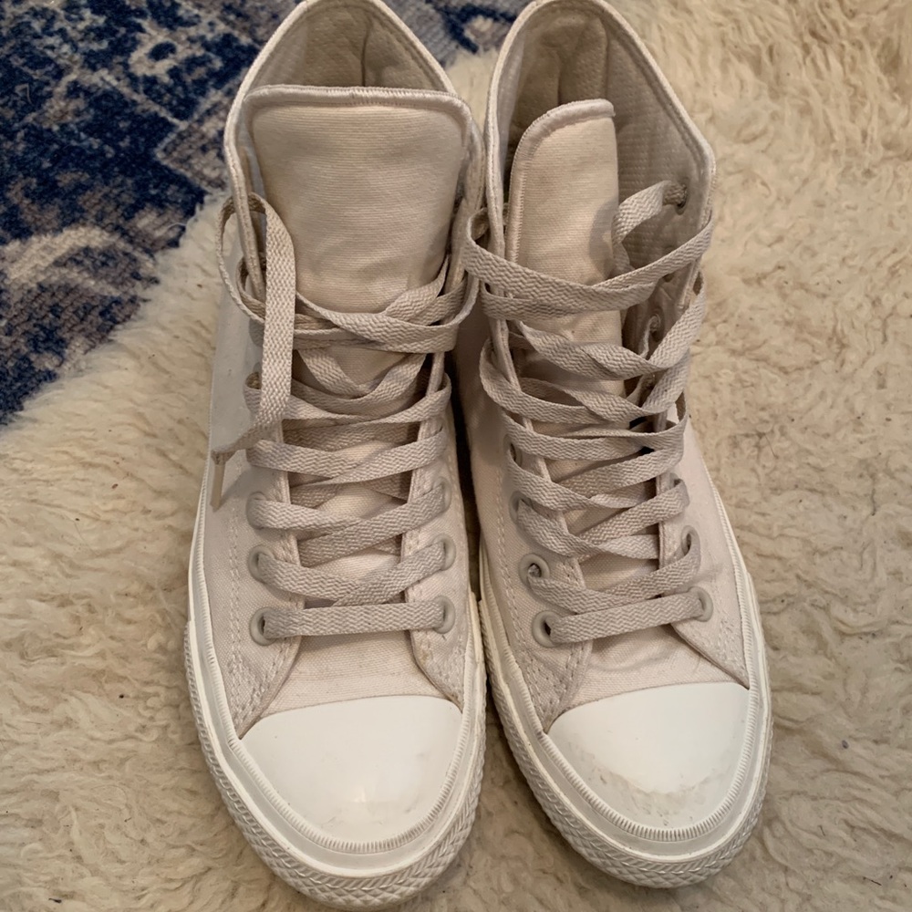 Great condition! light pink converse sz 8.5